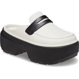 Zuecos Crocs Stomp Loafer, color blanco con suela de plataforma negra. Presentan un diseño tipo mocasín con una tira decorativa negra sobre el empeine y el logo de Crocs.