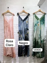 Vestido largo sin mangas con escote en V pronunciado, de corte amplio y fluido, con estampado abstracto en tonos rosados, marrones y blancos, y un cordón trenzado ajustable en la cintura.