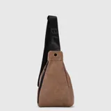 Bandolera de diseño ergonómico en forma de gota, color marrón con textura tipo cuero desgastado. Cuenta con una correa ancha ajustable de color negro con logo estampado y cierre lateral para acceso rápido al compartimento principal.