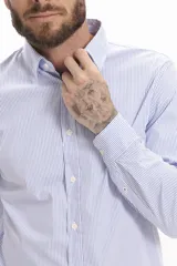 Camisa de manga larga con diseño de rayas verticales finas en color celeste y blanco, con cuello clásico y cierre frontal de botones.