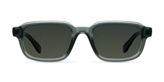 Lentes de sol con montura rectangular de diseño contemporáneo en color gris translúcido y cristales en tono verde oscuro.