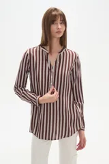 Blusa de viscosa con estampado de rayas verticales en tonos marrón y blanco, cuello mao y cierre frontal parcial con botones.