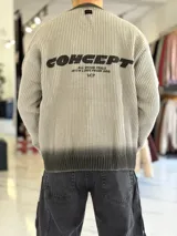 Sweater de punto color beige con efecto degradé tostado en el cuello, los puños y el ruedo, cuello redondo y bordado frontal con la palabra "Love".