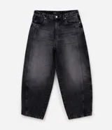 Pantalón de jean estilo baggy balloon color negro, con diseño amplio, efecto desgastado, recortes laterales estructurados, bolsillos funcionales y cierre frontal con botón y cremallera.