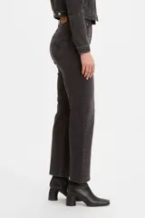 Pantalón de jean de tiro alto color negro, corte recto y largo al tobillo. Modelo Ribcage Straight Ankle de Levi's.