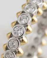 Anillo de plata 925 con baño de oro, engastado con una hilera continua de circonias cúbicas redondas.