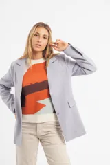 Blazer verde esmeralda de corte clásico con solapas y cierre con botones.