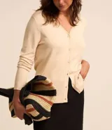 Cardigan de punto fino color gris, con escote en V, cierre frontal con botones y mangas largas. Confeccionado en una mezcla de viscosa y poliamida.