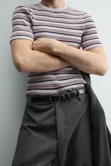 Camiseta de punto canalé slim fit, con cuello redondo y manga corta. Presenta un estampado de rayas horizontales en blanco, negro y rosado.