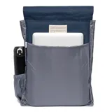 Mochila negra de poliéster con diseño minimalista y compartimento acolchado para portátiles de hasta 15,6".