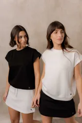 Pollera deportiva de algodón con short interno, cintura elastizada y cordón regulable.