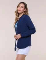 Chaqueta de algodón verde militar, marca Dash, con bolsillos simulados en el frente y terminaciones desflecadas.