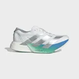 Championes de running Adidas modelo Adizero Adios Pro 4, de color blanco con icónicas tiras plateadas en los laterales y suela con degradé en tonos verde, azul y blanco con amortiguación Lightstrike Pro.