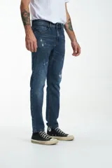 Jean de hombre color azul con efecto gastado y roturas.