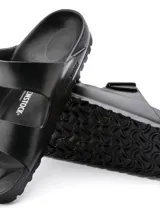 Sandalias Birkenstock Arizona de goma EVA color negro, con dos correas ajustables con hebilla.