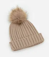 Gorro de punto acanalado en color beige, con diseño de vuelta en el borde y pompón de pelo sintético en la parte superior.