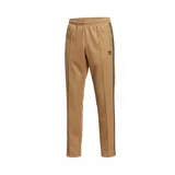 Pantalón deportivo Adidas Adicolor Classics color marrón claro con tres rayas negras a los costados y logo bordado en negro.