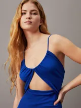 Vestido midi azul eléctrico de punto canalé crepé con textura arrugada, tiras finas cruzadas en la espalda con detalle metálico y recorte en la parte delantera de la cintura.