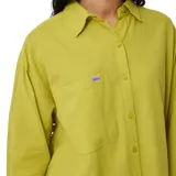 Camisa verde de manga larga con cuello clásico, bolsillo en el pecho y cierre con botones.