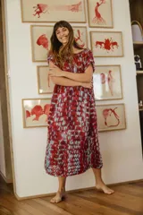 Vestido midi tejido a mano con lana merino, color rojo con detalles en celeste.