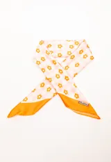 Pañuelo cuadrado de tela suave con estampado de flores y cuadros en tonos rosa, naranja y blanco.