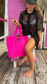 Camisa playera de red negra con botones y mangas cortas.