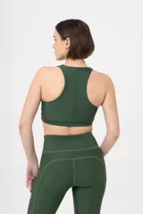 Calza larga deportiva color verde oscuro, de tiro alto, con bolsillos laterales y costuras reforzadas.