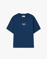 Remera azul marino de manga corta de la marca Nude Project, con cuello redondo y diseño gráfico en la espalda que incluye un auto deportivo en llamas, un perro dálmata y texto descriptivo.