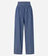 Pantalón de jean azul, modelo pantacourt, con tiro mediano, cintura elástica y bolsillos.