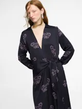 Vestido camisero largo color verde esmeralda con estampado de tigres blancos, cuello camisero, mangas largas y lazo en la cintura.