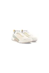 Championes Ecco Biom 2.1 X Country color blanco hueso con detalles en amarillo y verde.