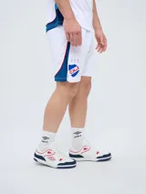 Short de arquero Umbro del Club Nacional de Football, modelo oficial 2026, color blanco con detalles laterales en azul y rojo. Incluye el logo de la marca bordado en el lateral izquierdo.