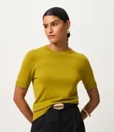 Blusa femenina color verde lima, confeccionada en viscosa certificada, con manga corta, cuello redondo y efecto de punto.