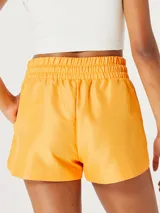 Short deportivo verde lima con cintura elastizada y cordón de ajuste azul.