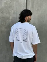 Remera blanca de algodón con corte oversize y estampado en la espalda con diseño geométrico en negro y la palabra 'OSTER' en la parte inferior.