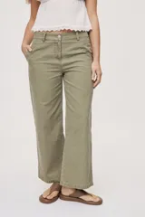 Pantalón verde militar de tiro medio y calce wide leg, con bolsillos laterales y cierre frontal con botón.