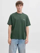 Remera de manga corta y cuello redondo con calce relajado. Confeccionada en algodón orgánico, presenta un pequeño estampado tipográfico en el pecho.