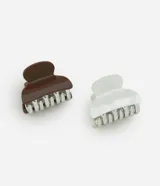 Kit de dos pinzas para el pelo pequeñas con diseño anatómico, dientes curvados y resorte central metálico. Incluye una pinza marrón y una pinza blanca.