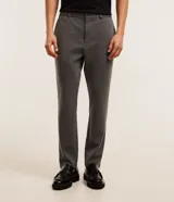 Pantalón de sastrería corte skinny, color gris, con trabillas en la cintura, cierre de botón y cremallera, y bolsillos laterales. Confeccionado con tecnología performance que ofrece secado rápido y resistencia a las arrugas.