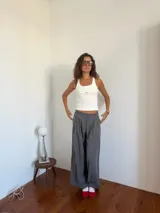 Musculosa blanca de algodón acanalado, con cuello redondo y diseño ajustado. Presenta un pequeño bordado de corazón en el centro del pecho.