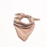 Pañuelo cuadrado de tela con estampado tipo bandana en tonos beige y blanco.