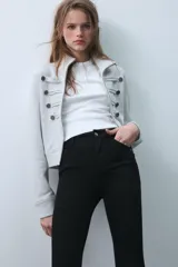 Sudadera de algodón gris con cuello subido, cierre frontal con cremallera y detalle de botones decorativos en el frente estilo militar.