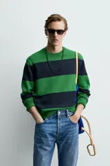 Jersey de punto de algodón con diseño de rayas horizontales anchas en color verde y azul marino. Presenta cuello redondo, manga larga y terminaciones en rib.