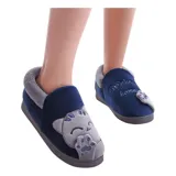 Pantuflas cerradas de color azul con diseño de gatito, confeccionadas en piel sintética suave con interior de peluche gris. Presentan un bordado con la frase 'Welcome Home' y apliques de patitas de gato. Cuentan con suela de goma antideslizante.