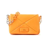 Bandolera XL confeccionada en símil cuero liso acolchado de color naranja, formato rectangular con solapa. Incluye una correa regulable, herrajes plateados y detalles de cadena decorativa al frente y en los laterales.