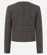 Casaqueto corto y recto color marrón con textura chevron, cuello redondo, manga larga, bolsillos frontales con solapa y cierre de botones metálicos.