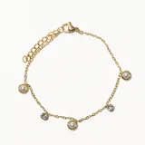 Pulsera dorada con cadena de eslabones y dijes colgantes de perlas y strass.