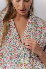 Pijama de algodón estampado "Liberty" con diseño floral multicolor. Incluye camisa de manga corta abotonada con detalles de picot en la parte delantera, mangas y bolsillo, y pantalón con dos bolsillos, elástico en la cintura y detalle de picot en los bajos.
