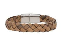 Pulsera de cuero trenzado color marrón claro con cierre magnético plateado.