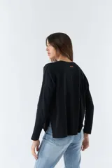 Remera celeste de algodón, de manga larga y cuello redondo.